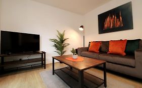 2 Bedroom Gf Home - Private Parking And Garden